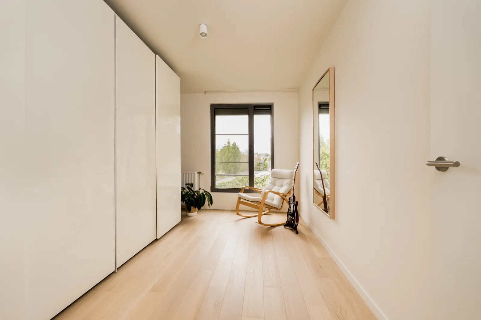 Slaapkamer met kastenwand