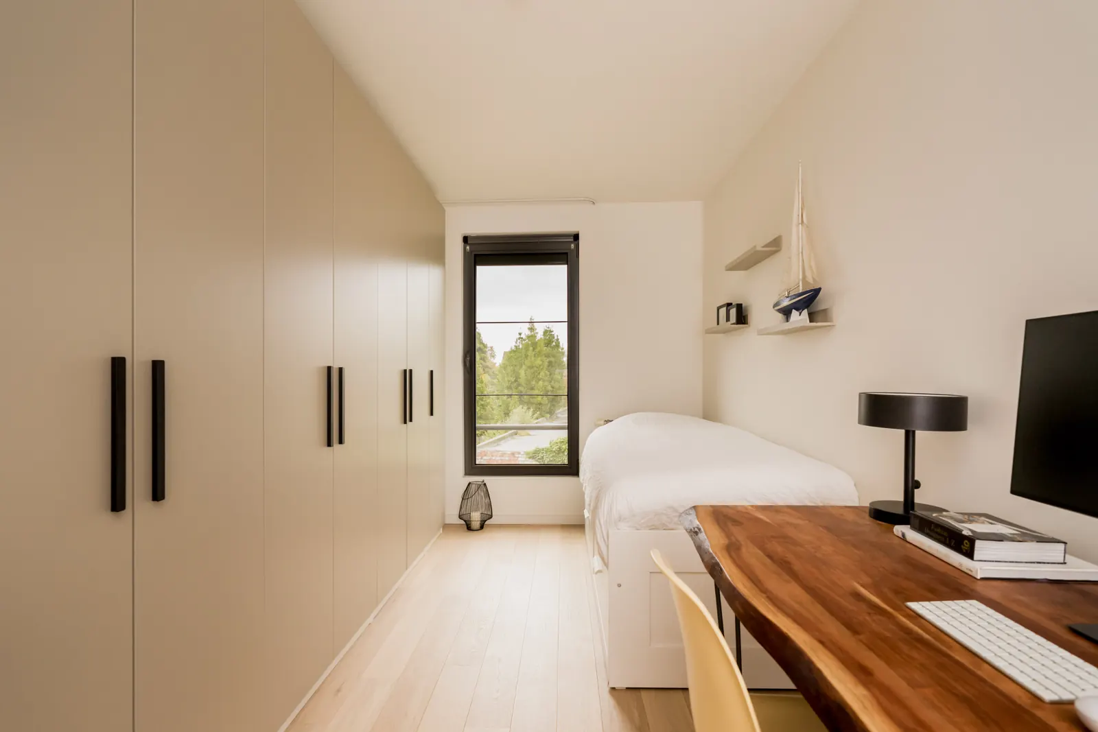 Slaapkamer met bureau