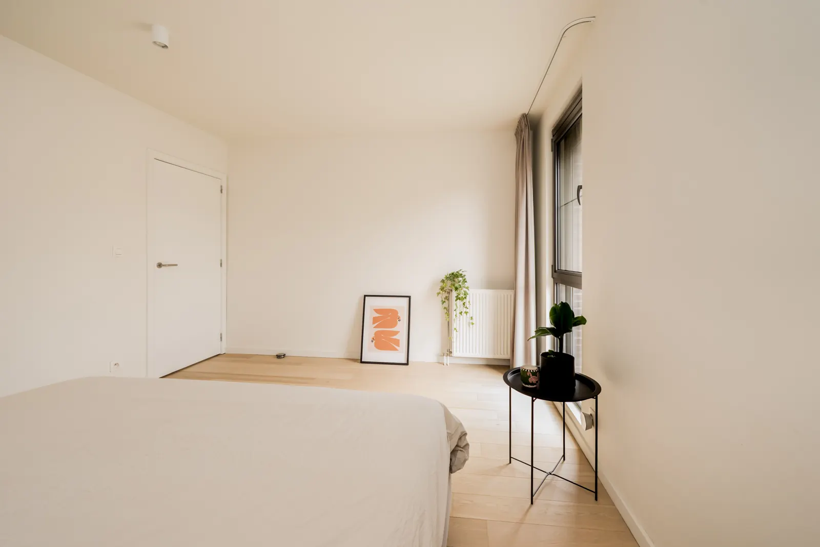 Slaapkamer met hoog raam