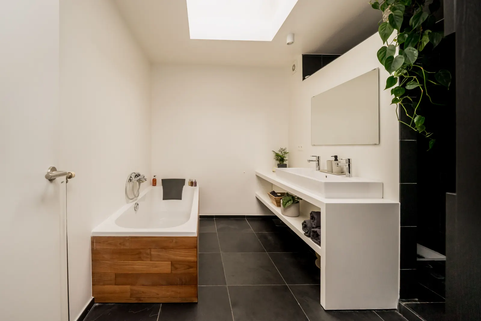 Badkamer met ligbad en lichtkoepel