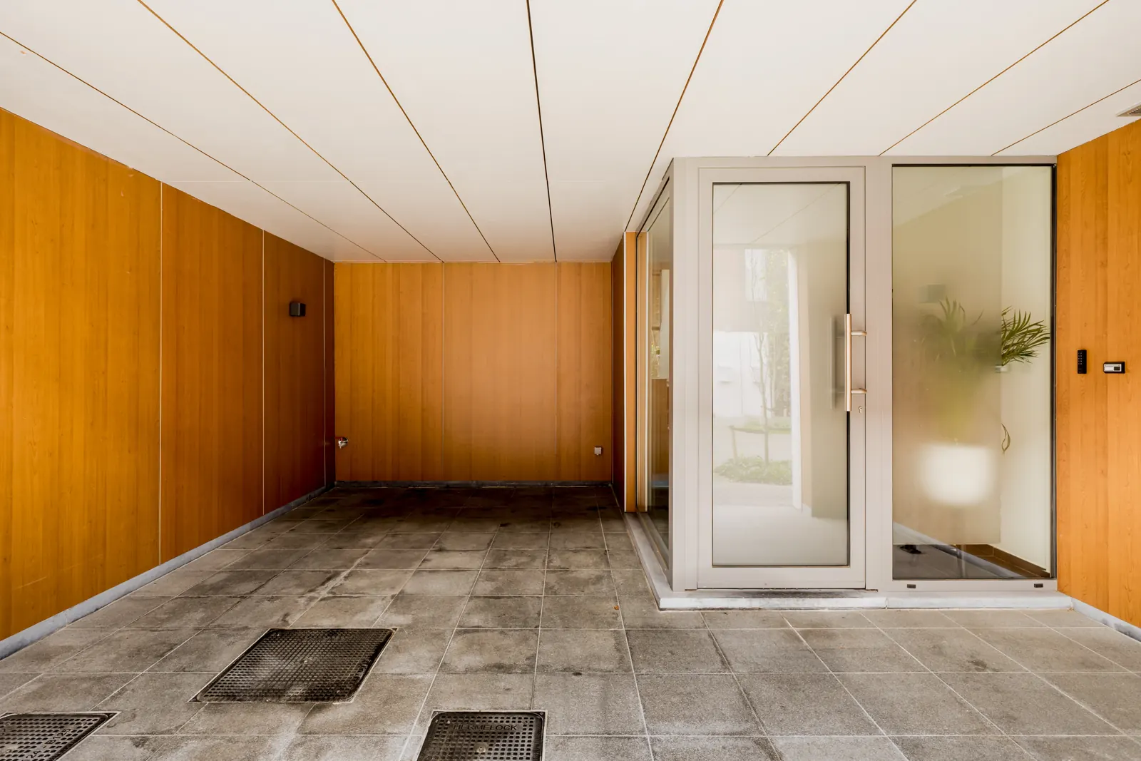 Carport en voordeur